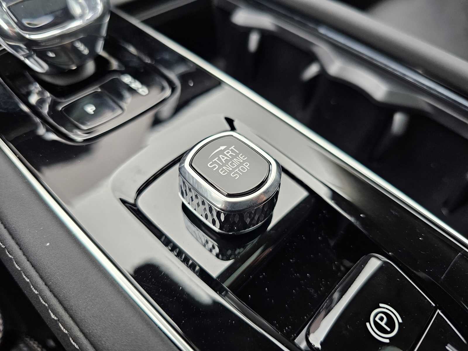 2026 Volvo XC90 Plug-In Hybrid Ultra Dark Theme