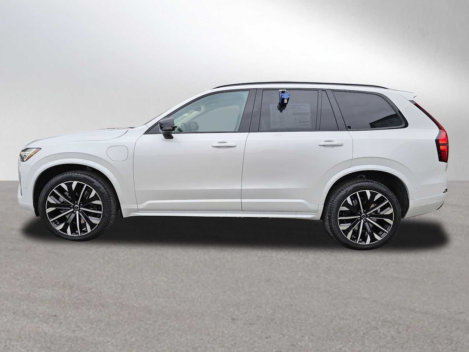 2026 Volvo XC90 Plug-In Hybrid Ultra Dark Theme