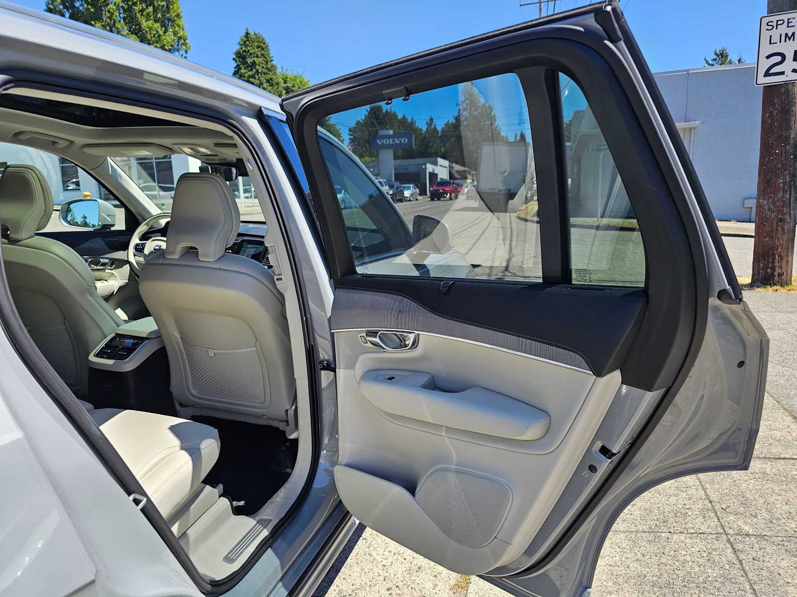 2025 Volvo XC90 Plug-In Hybrid Ultra