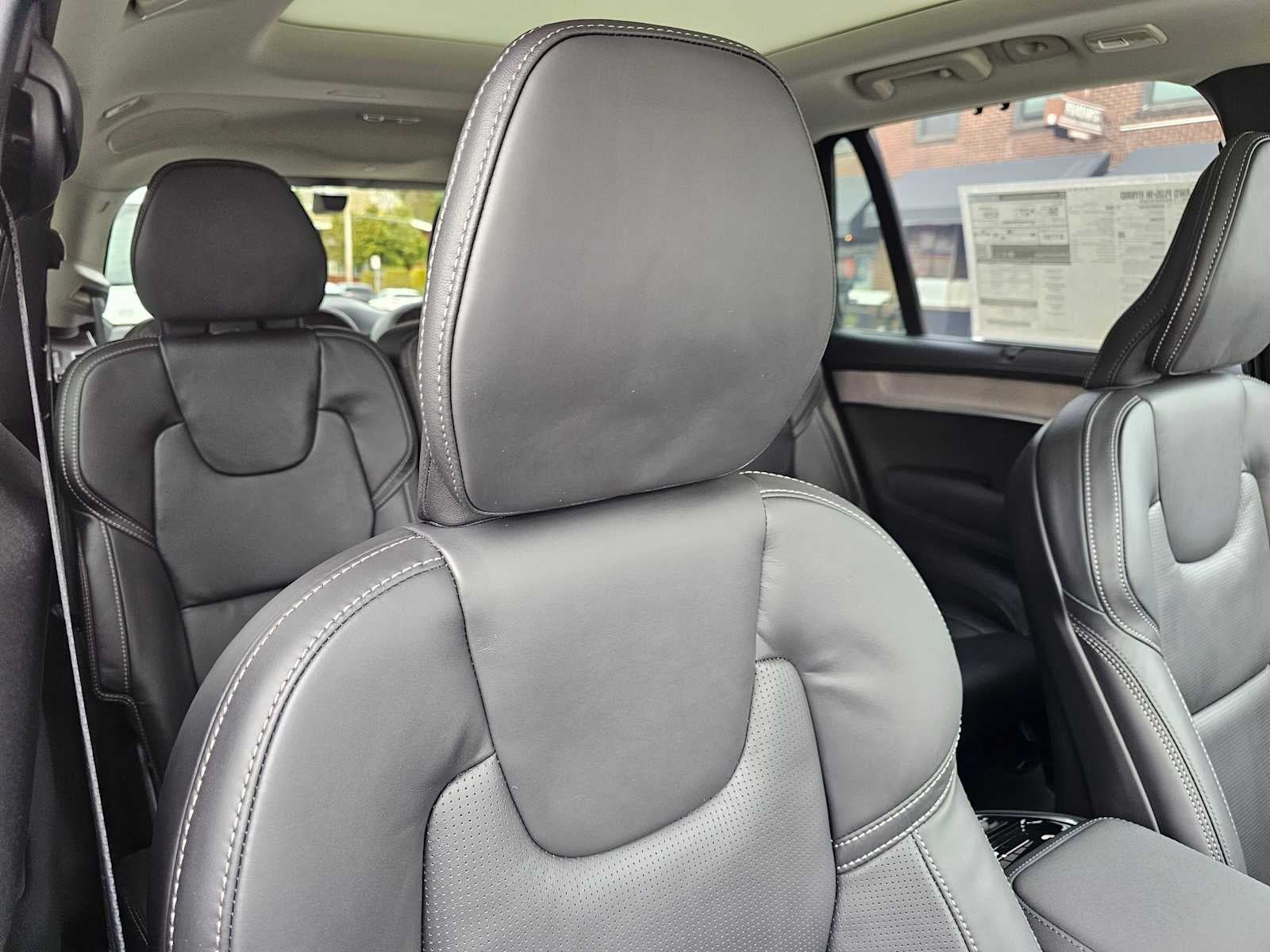 2026 Volvo XC90 Plug-In Hybrid Ultra Dark Theme