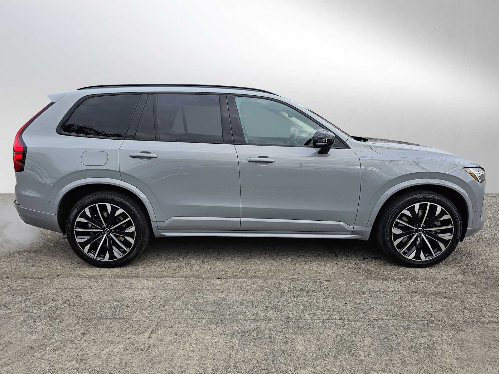 2026 Volvo XC90 Plug-In Hybrid Ultra Dark Theme