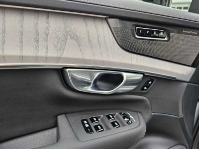 2026 Volvo XC90 Plug-In Hybrid Ultra Dark Theme