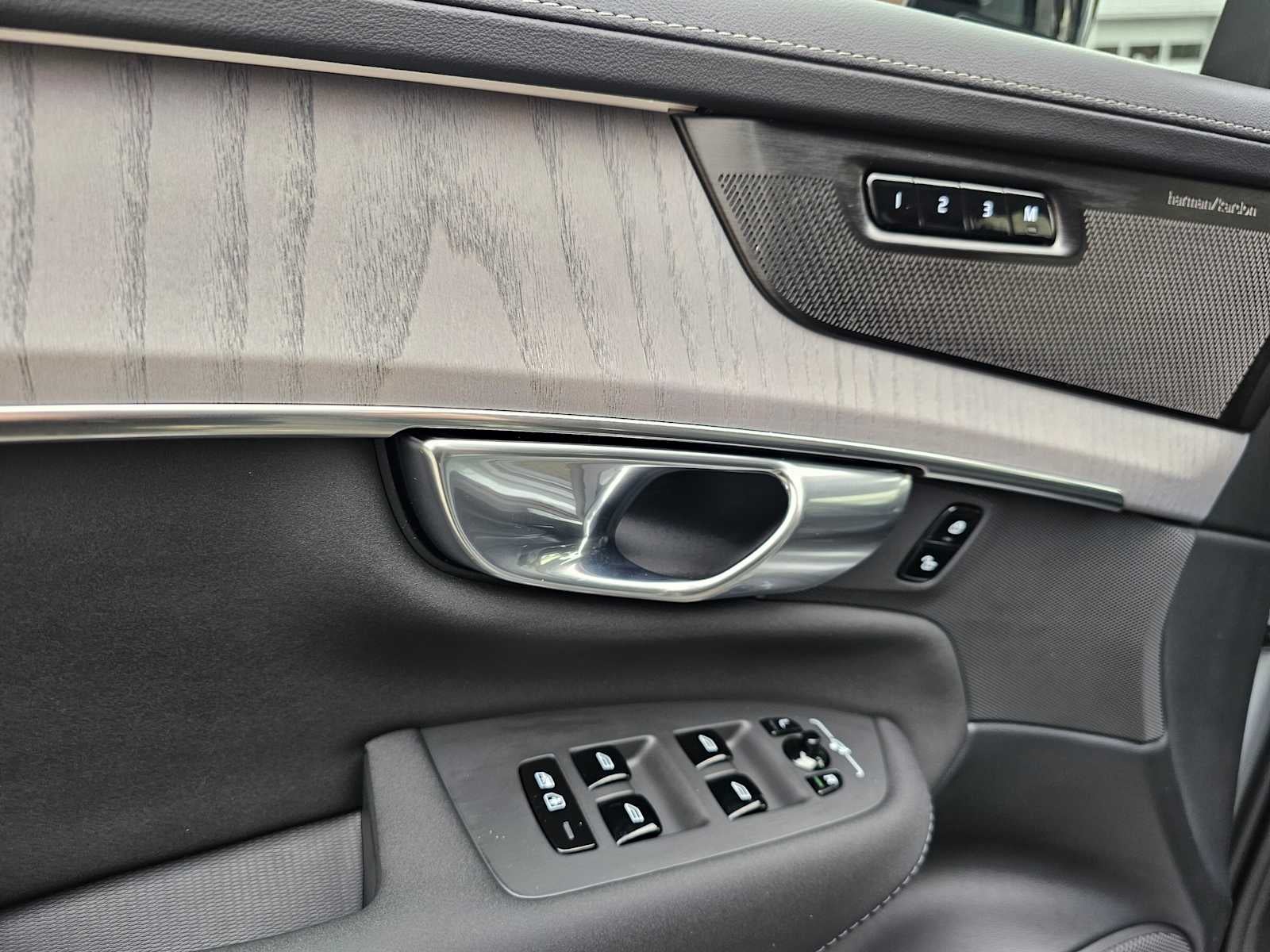 2026 Volvo XC90 Plug-In Hybrid Ultra Dark Theme