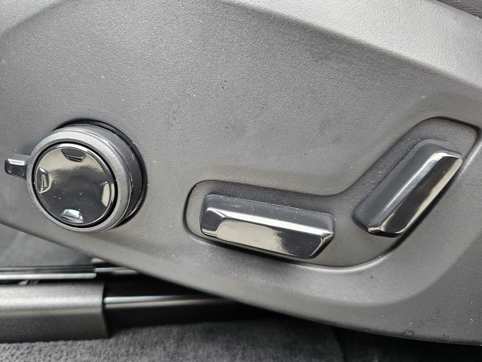 2026 Volvo XC90 Plug-In Hybrid Ultra Dark Theme