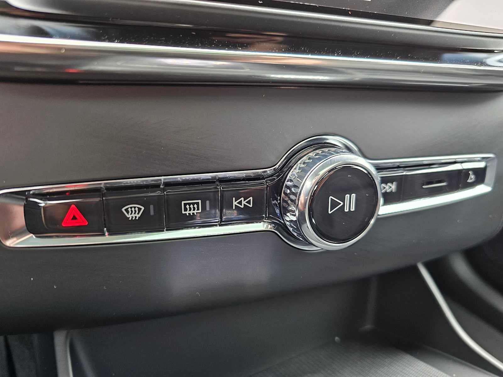 2026 Volvo XC90 Plug-In Hybrid Ultra Dark Theme