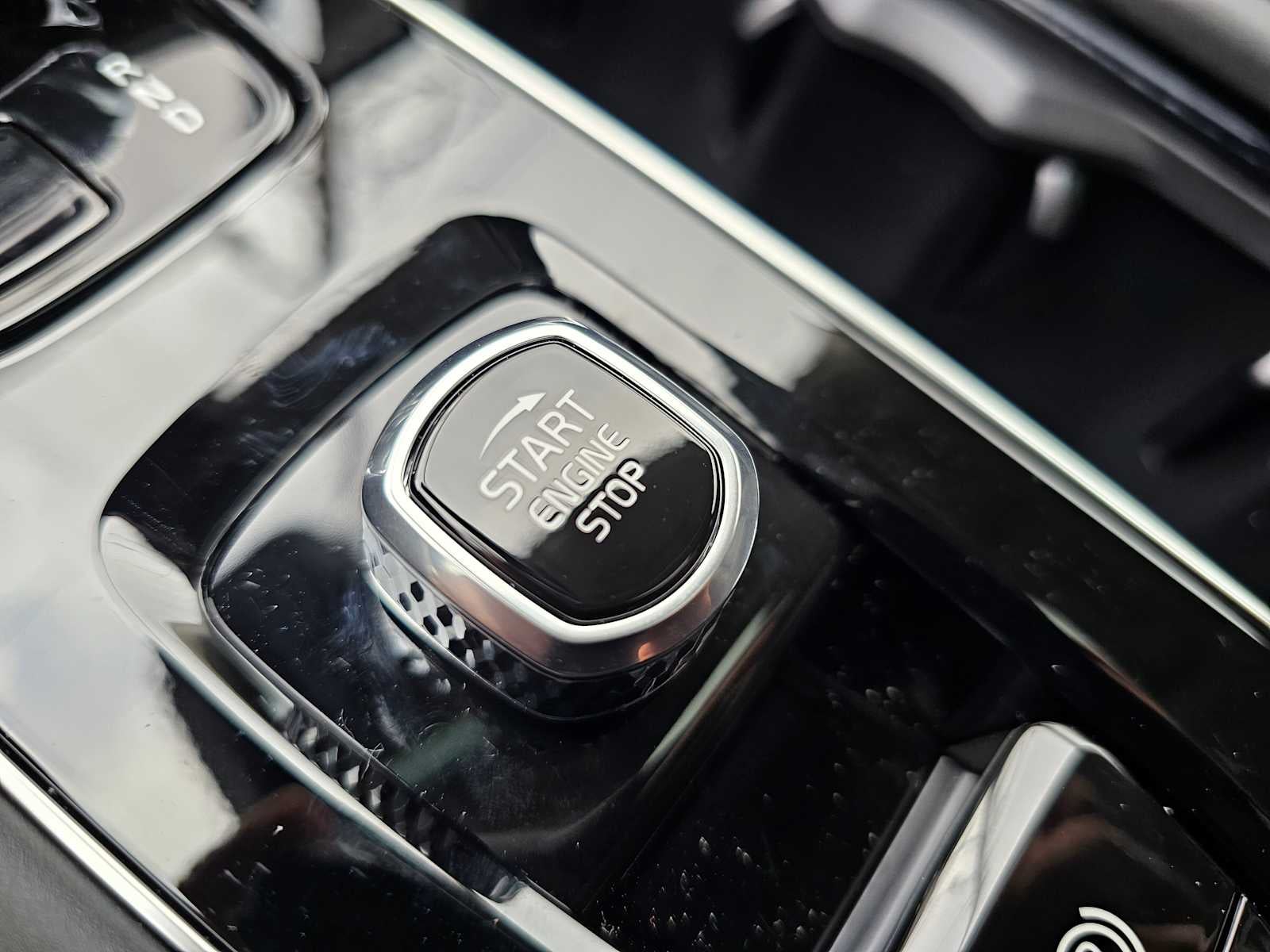 2026 Volvo XC90 Plug-In Hybrid Ultra Dark Theme