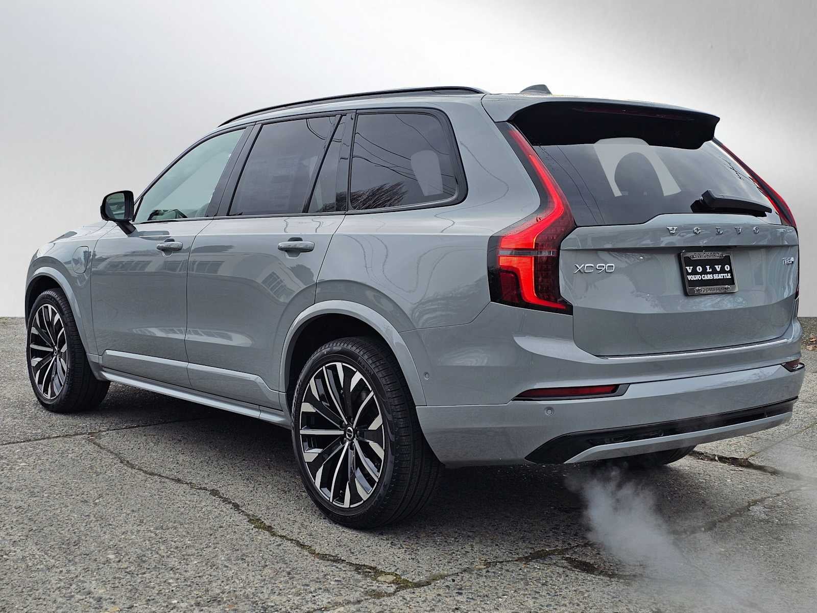 2026 Volvo XC90 Plug-In Hybrid Ultra Dark Theme