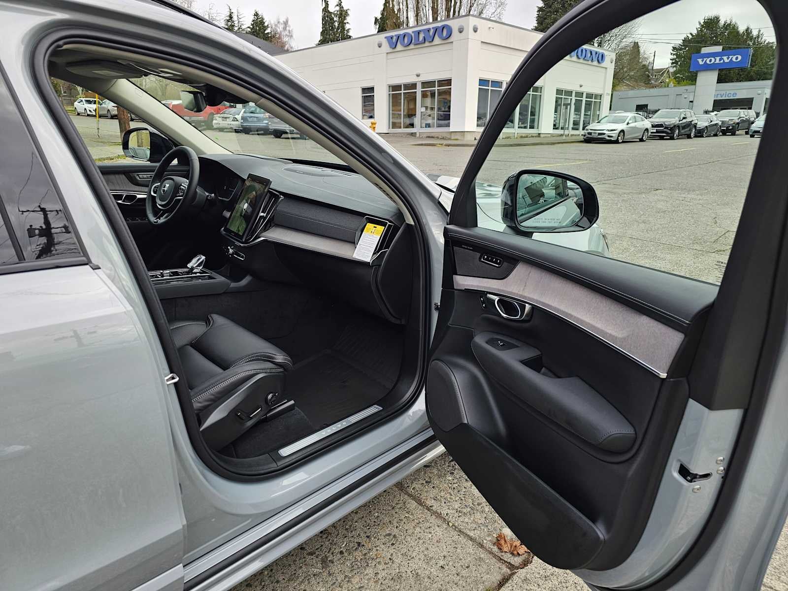 2026 Volvo XC90 Plug-In Hybrid Ultra Dark Theme