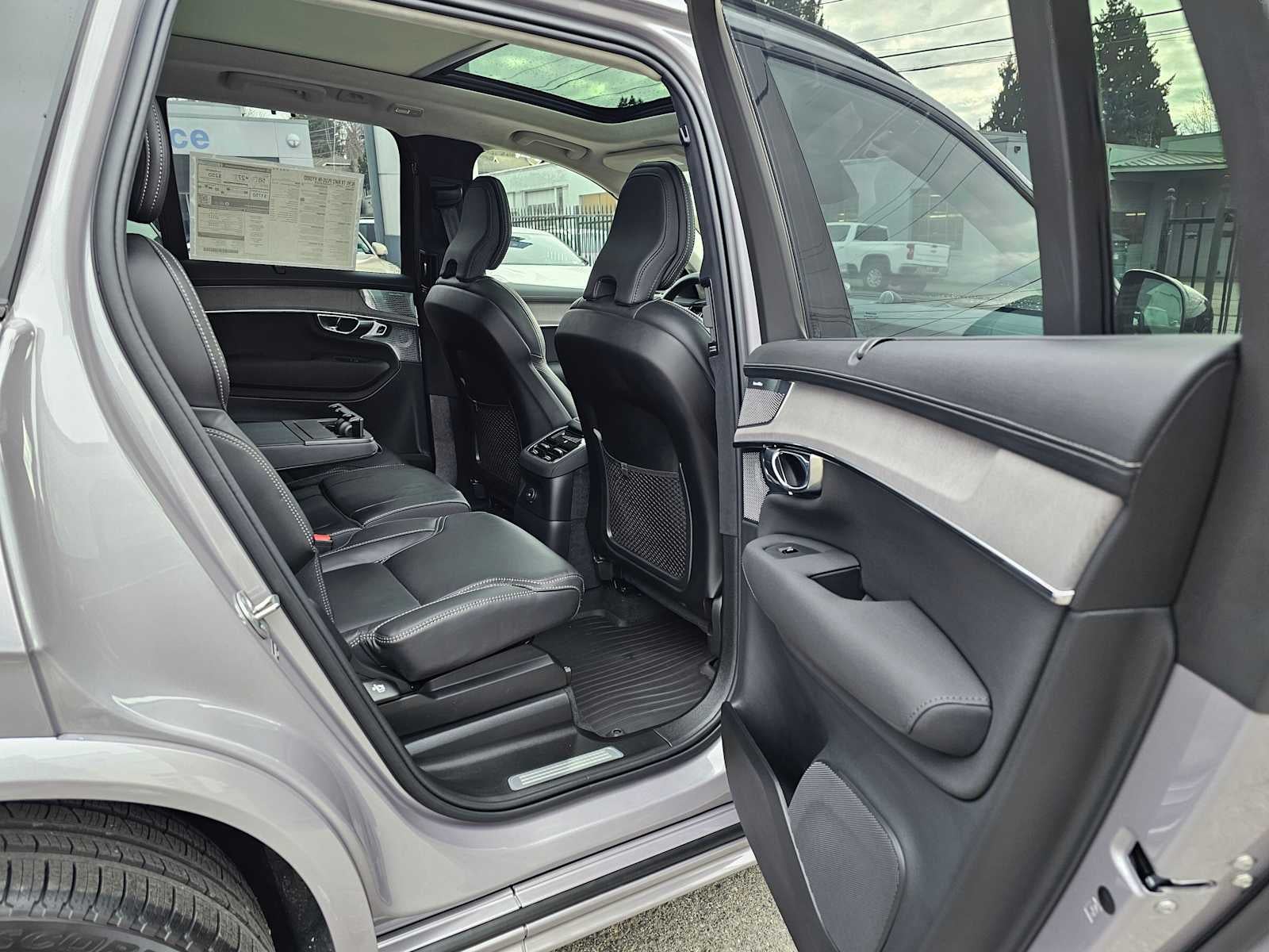 2026 Volvo XC90 Plug-In Hybrid Ultra Dark Theme