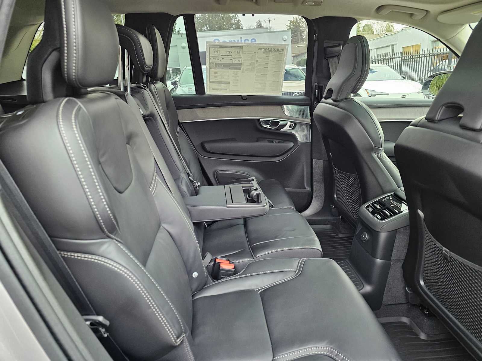 2026 Volvo XC90 Plug-In Hybrid Ultra Dark Theme