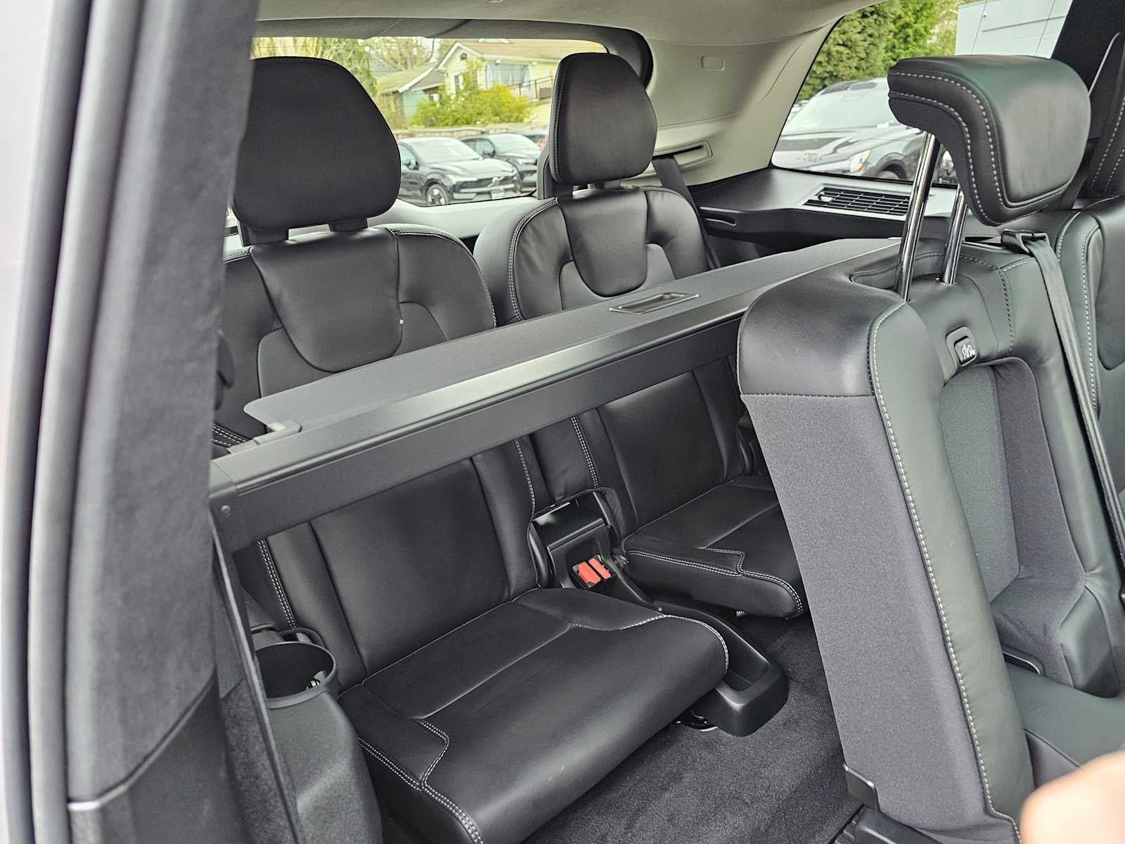 2026 Volvo XC90 Plug-In Hybrid Ultra Dark Theme
