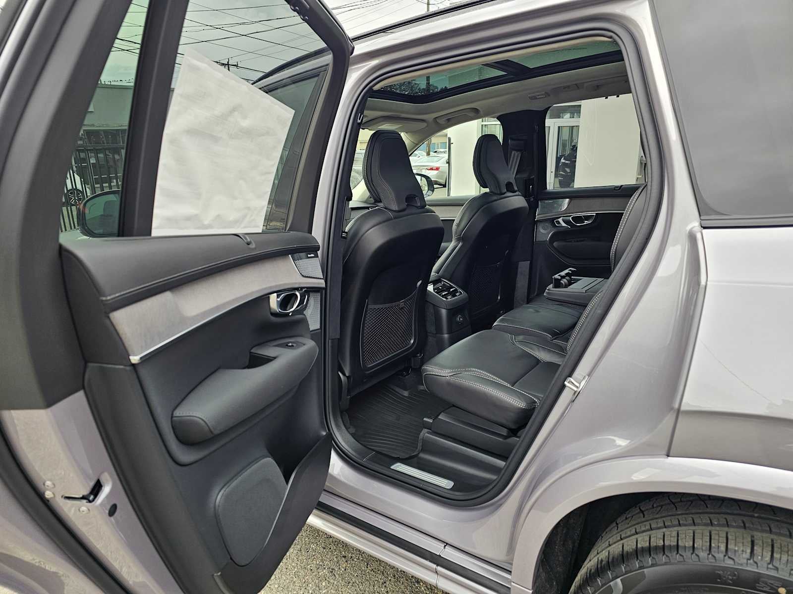 2026 Volvo XC90 Plug-In Hybrid Ultra Dark Theme