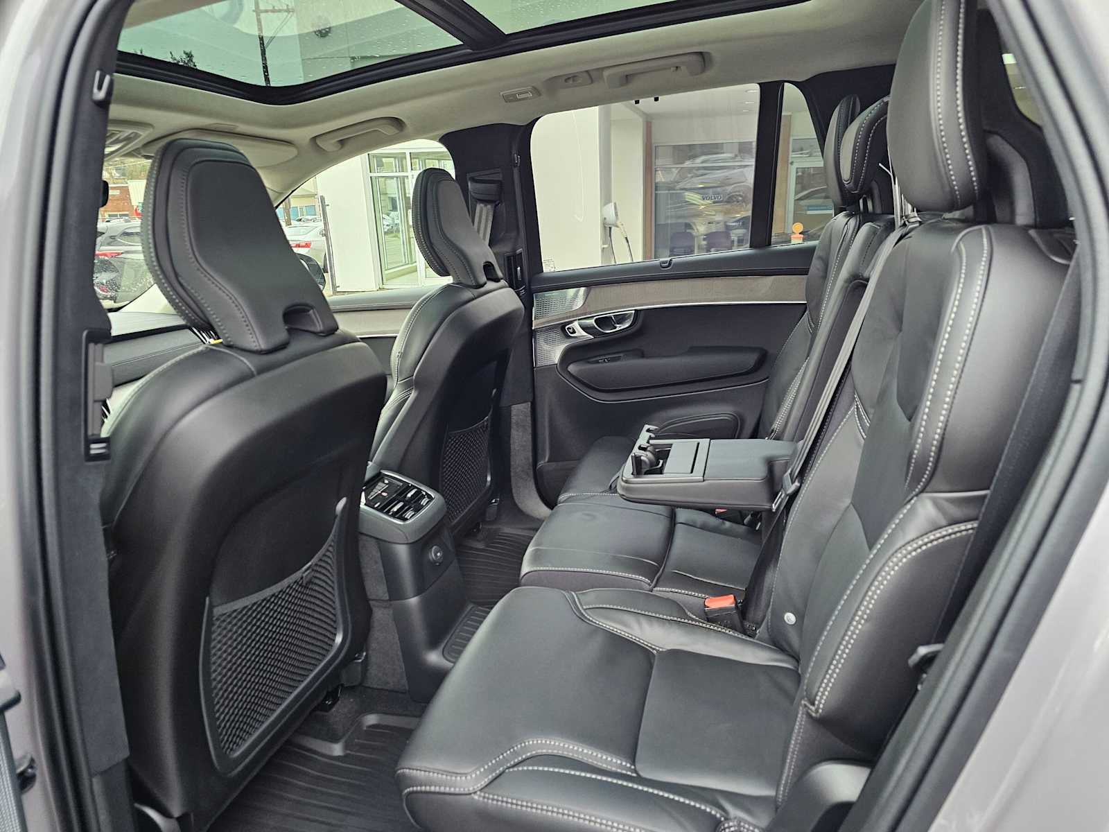 2026 Volvo XC90 Plug-In Hybrid Ultra Dark Theme