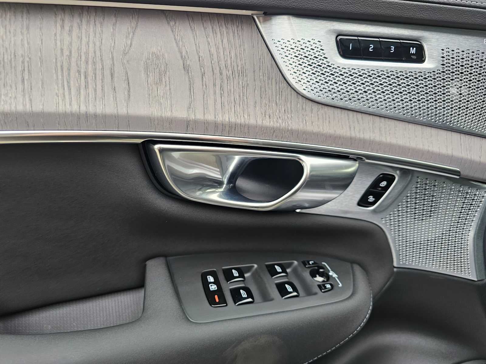 2026 Volvo XC90 Plug-In Hybrid Ultra Dark Theme