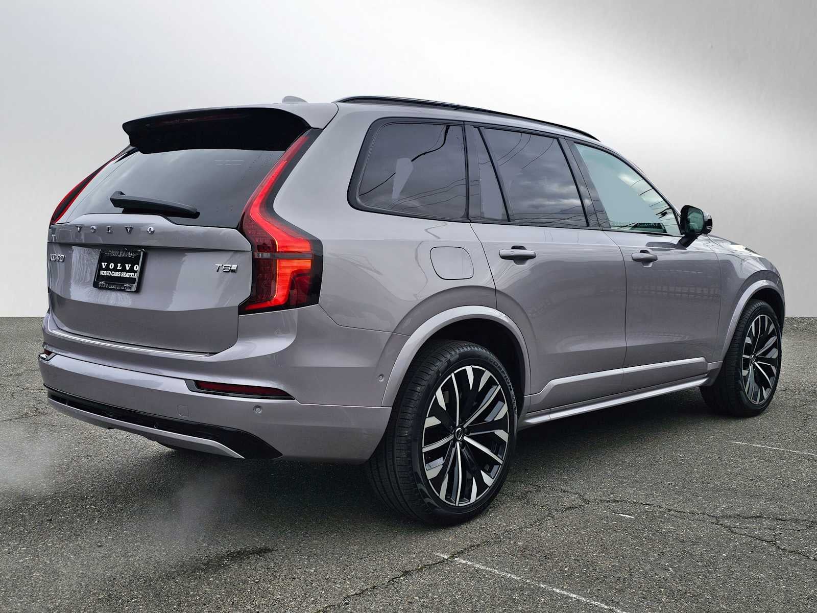 2026 Volvo XC90 Plug-In Hybrid Ultra Dark Theme