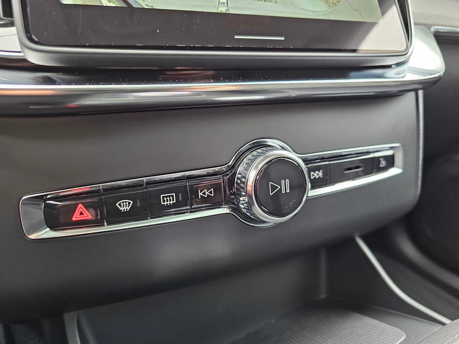 2026 Volvo XC90 Plug-In Hybrid Ultra Dark Theme