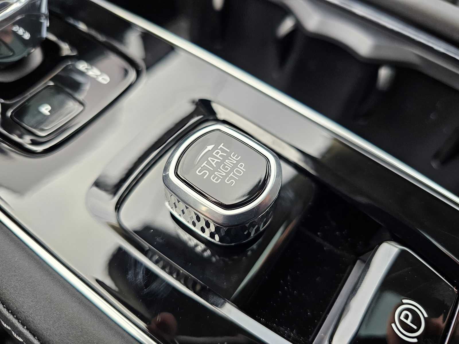 2026 Volvo XC90 Plug-In Hybrid Ultra Dark Theme