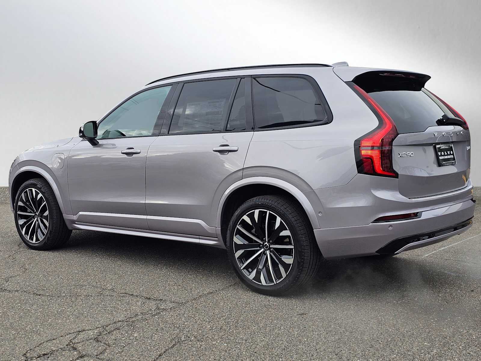 2026 Volvo XC90 Plug-In Hybrid Ultra Dark Theme