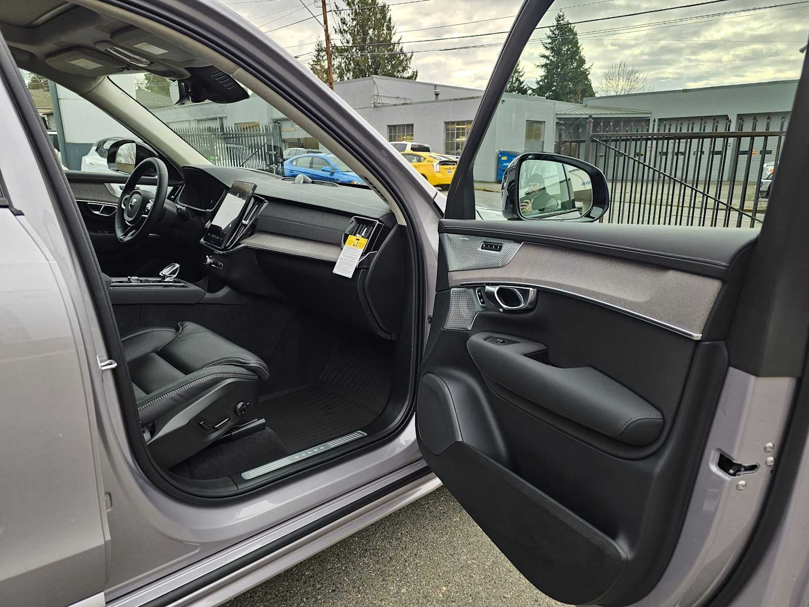 2026 Volvo XC90 Plug-In Hybrid Ultra Dark Theme