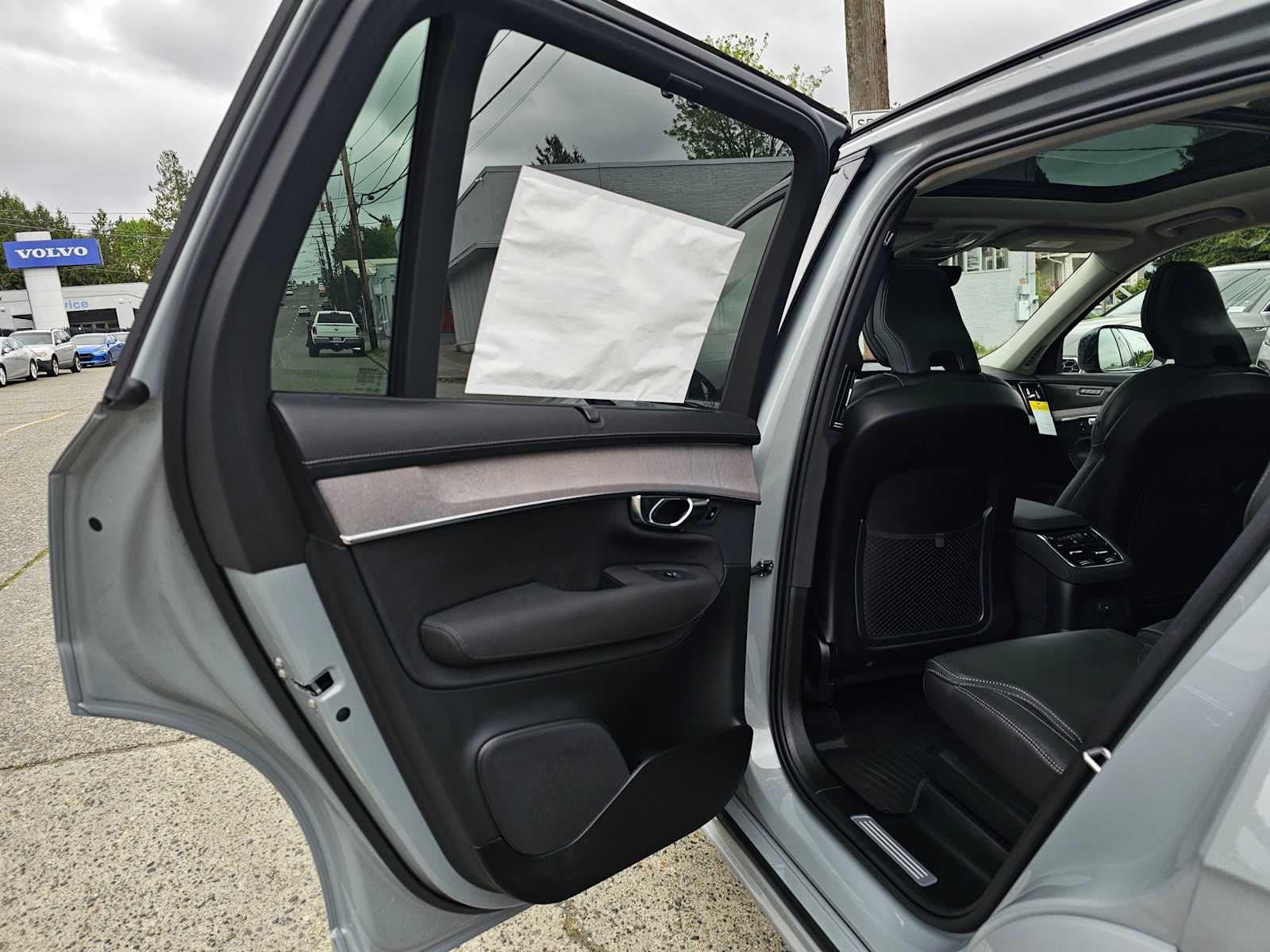 2026 Volvo XC90 Plug-In Hybrid Ultra Dark Theme