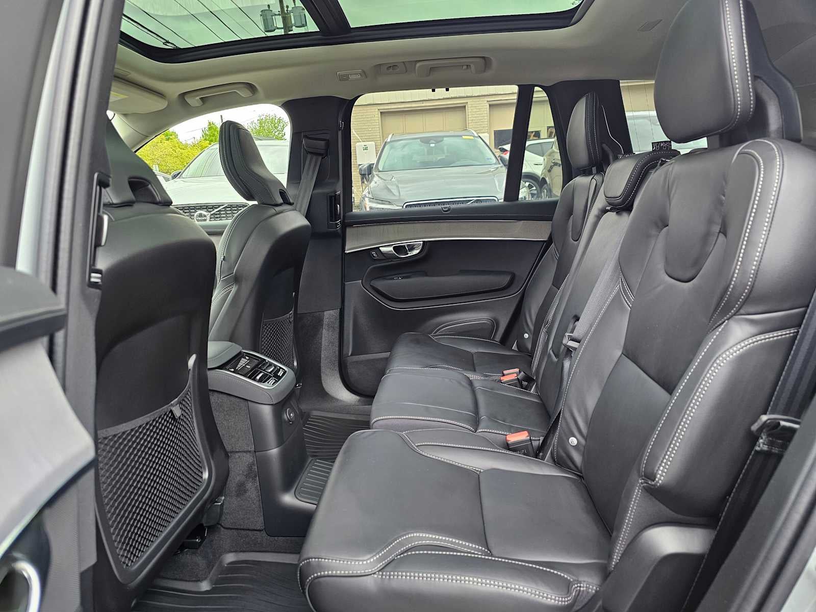 2026 Volvo XC90 Plug-In Hybrid Ultra Dark Theme