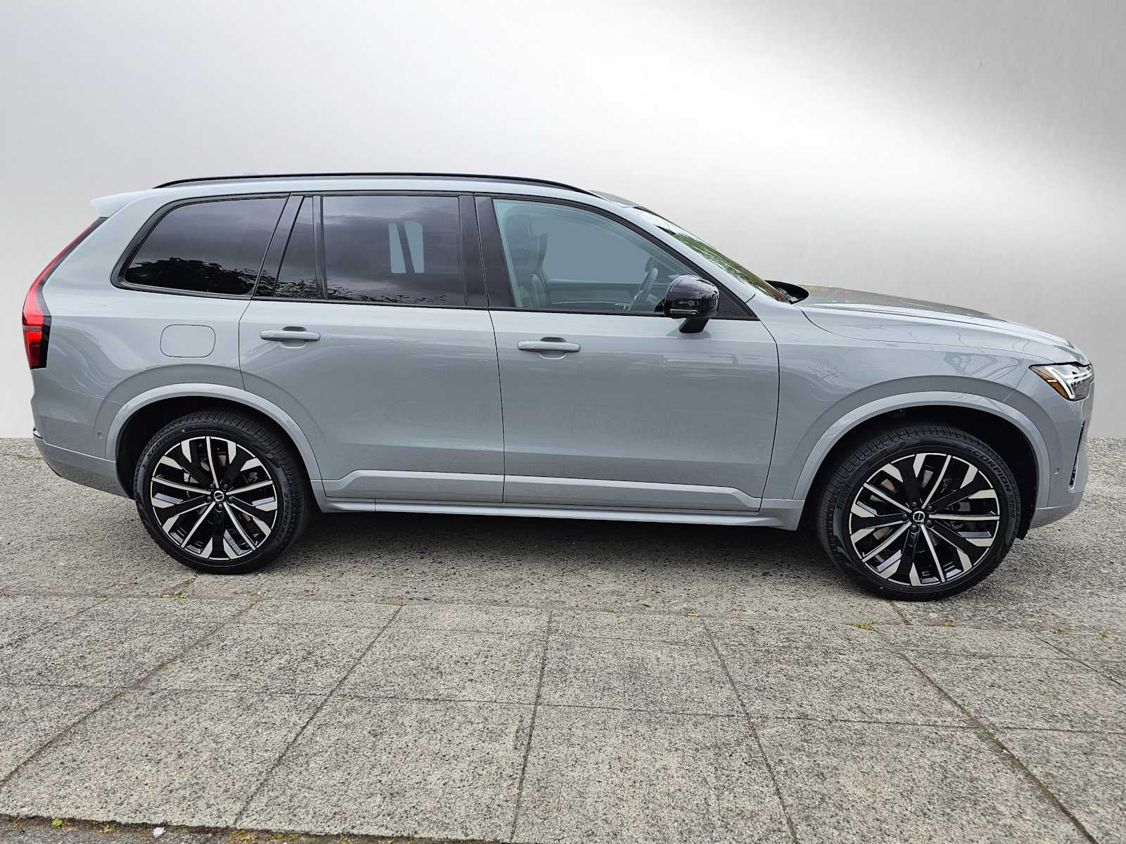 2026 Volvo XC90 Plug-In Hybrid Ultra Dark Theme