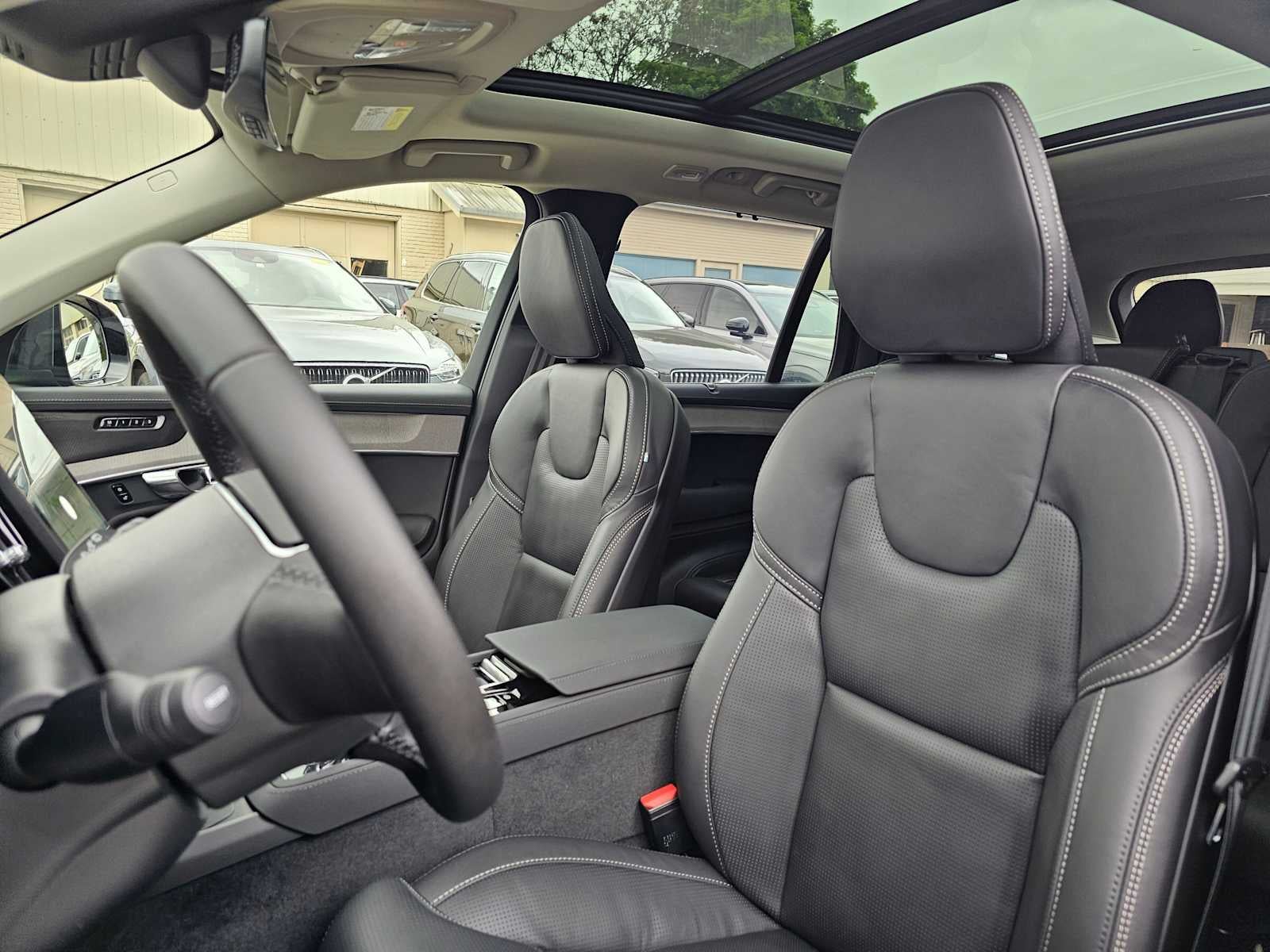 2026 Volvo XC90 Plug-In Hybrid Ultra Dark Theme
