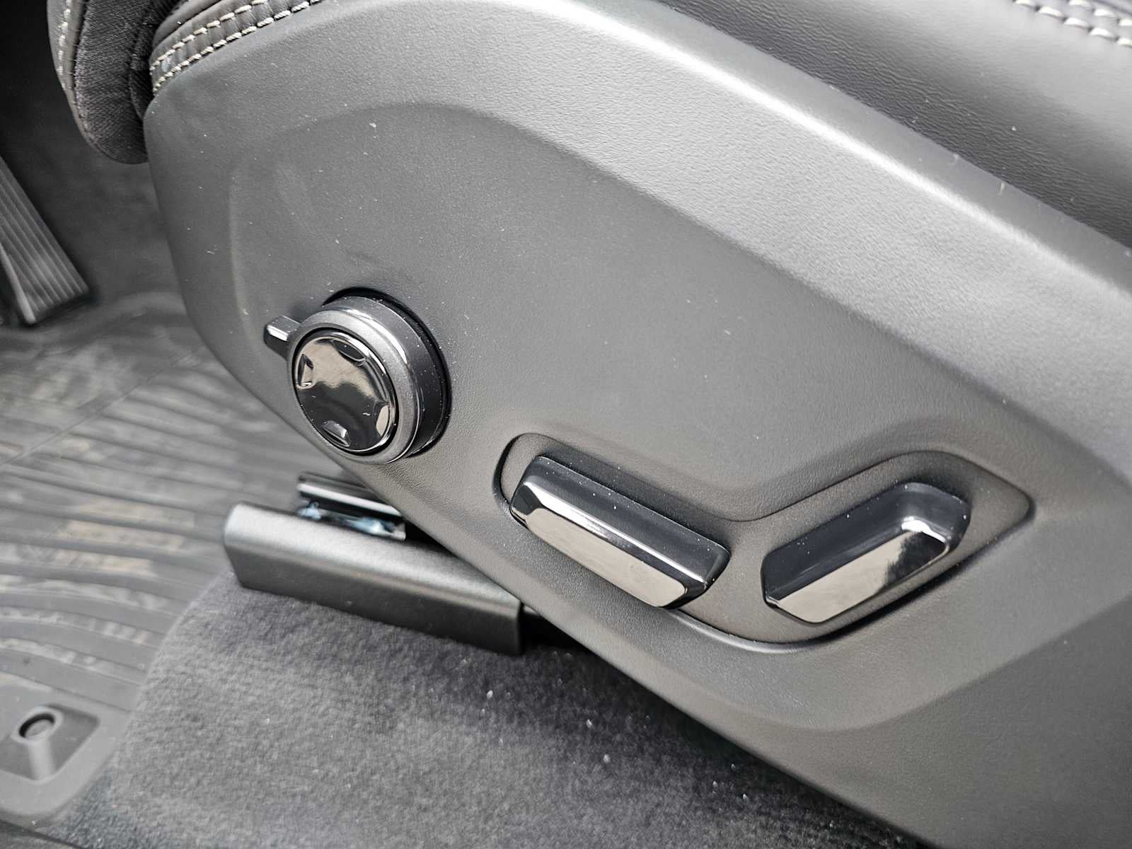 2026 Volvo XC90 Plug-In Hybrid Ultra Dark Theme