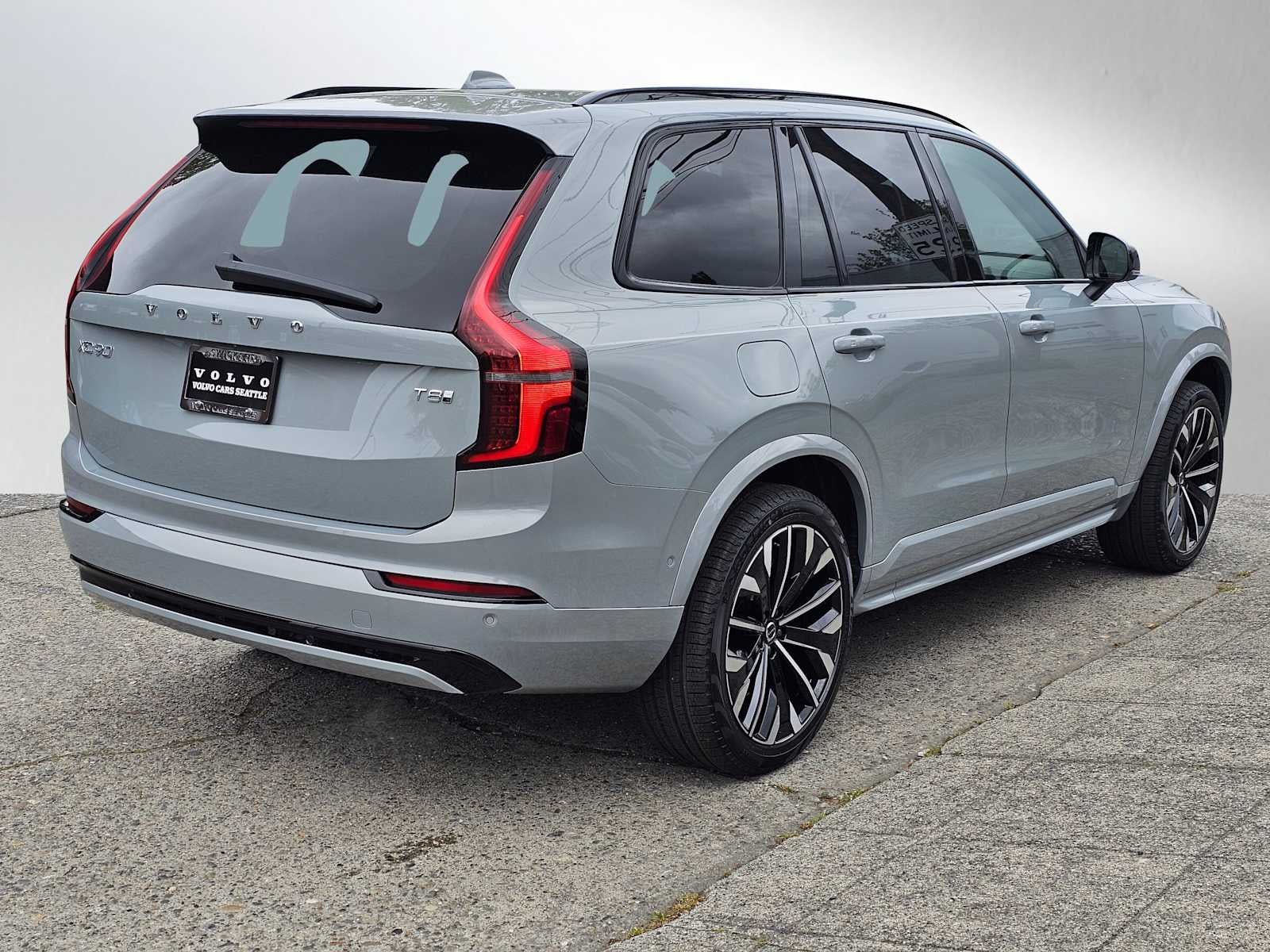 2026 Volvo XC90 Plug-In Hybrid Ultra Dark Theme