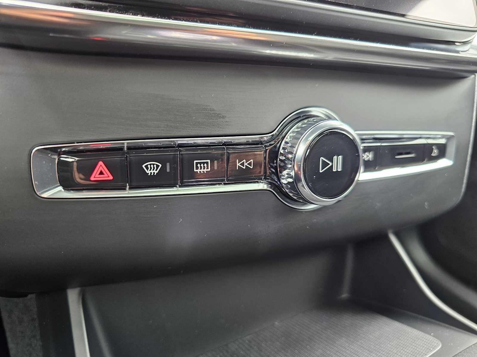 2026 Volvo XC90 Plug-In Hybrid Ultra Dark Theme