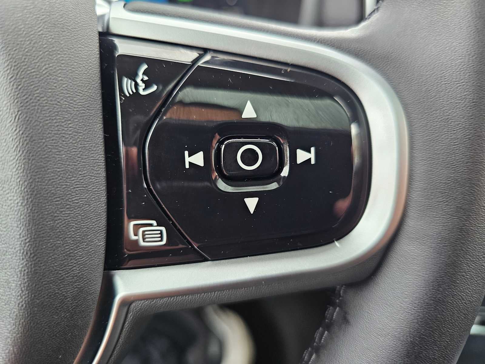 2026 Volvo XC90 Plug-In Hybrid Ultra Dark Theme