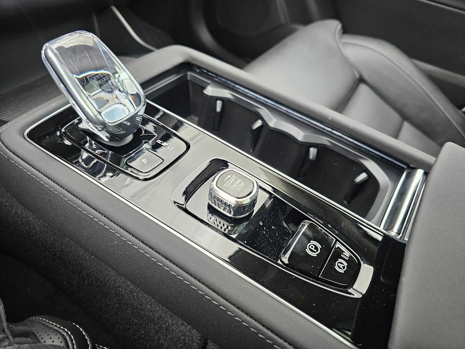 2026 Volvo XC90 Plug-In Hybrid Ultra Dark Theme