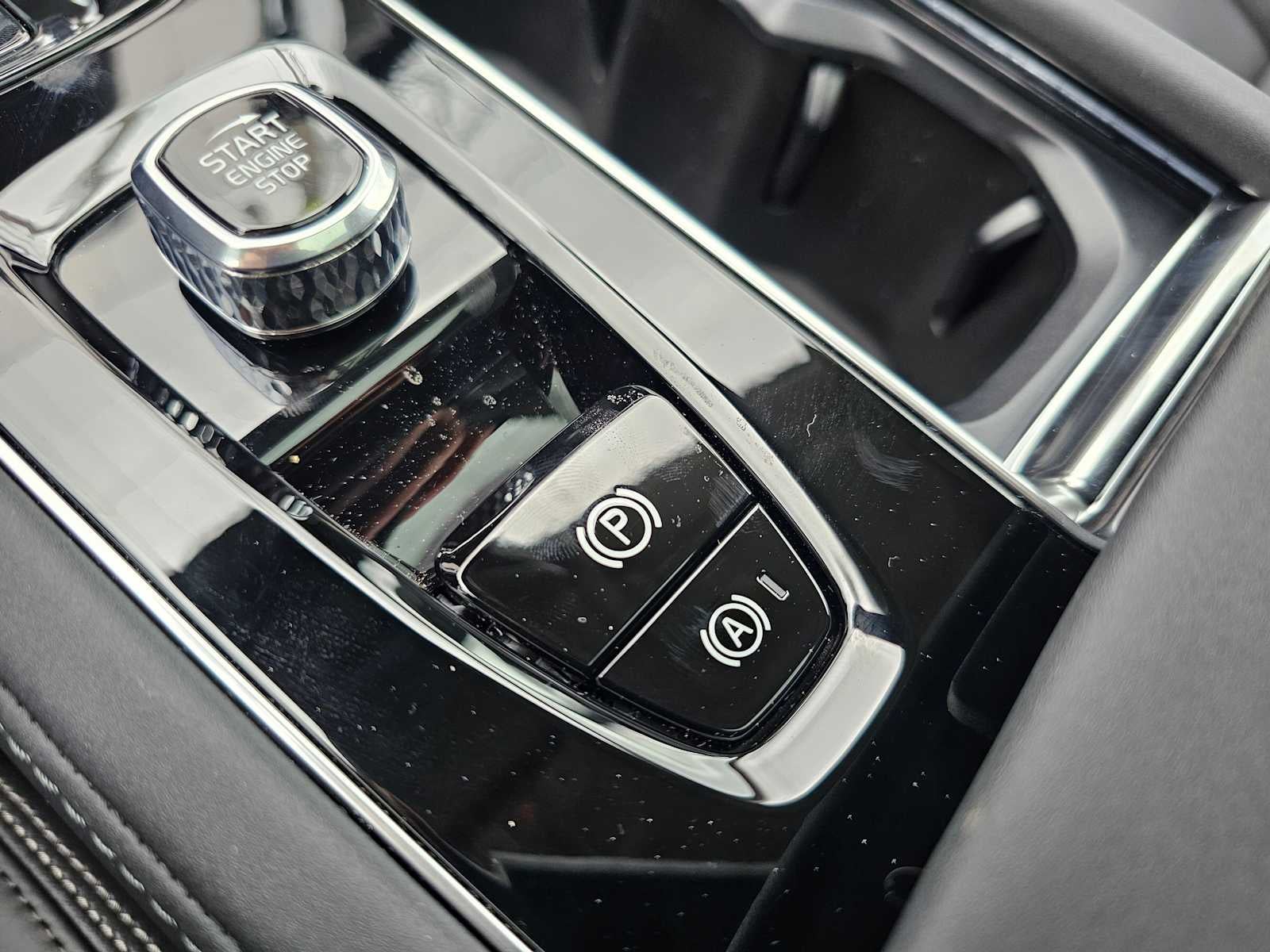 2026 Volvo XC90 Plug-In Hybrid Ultra Dark Theme