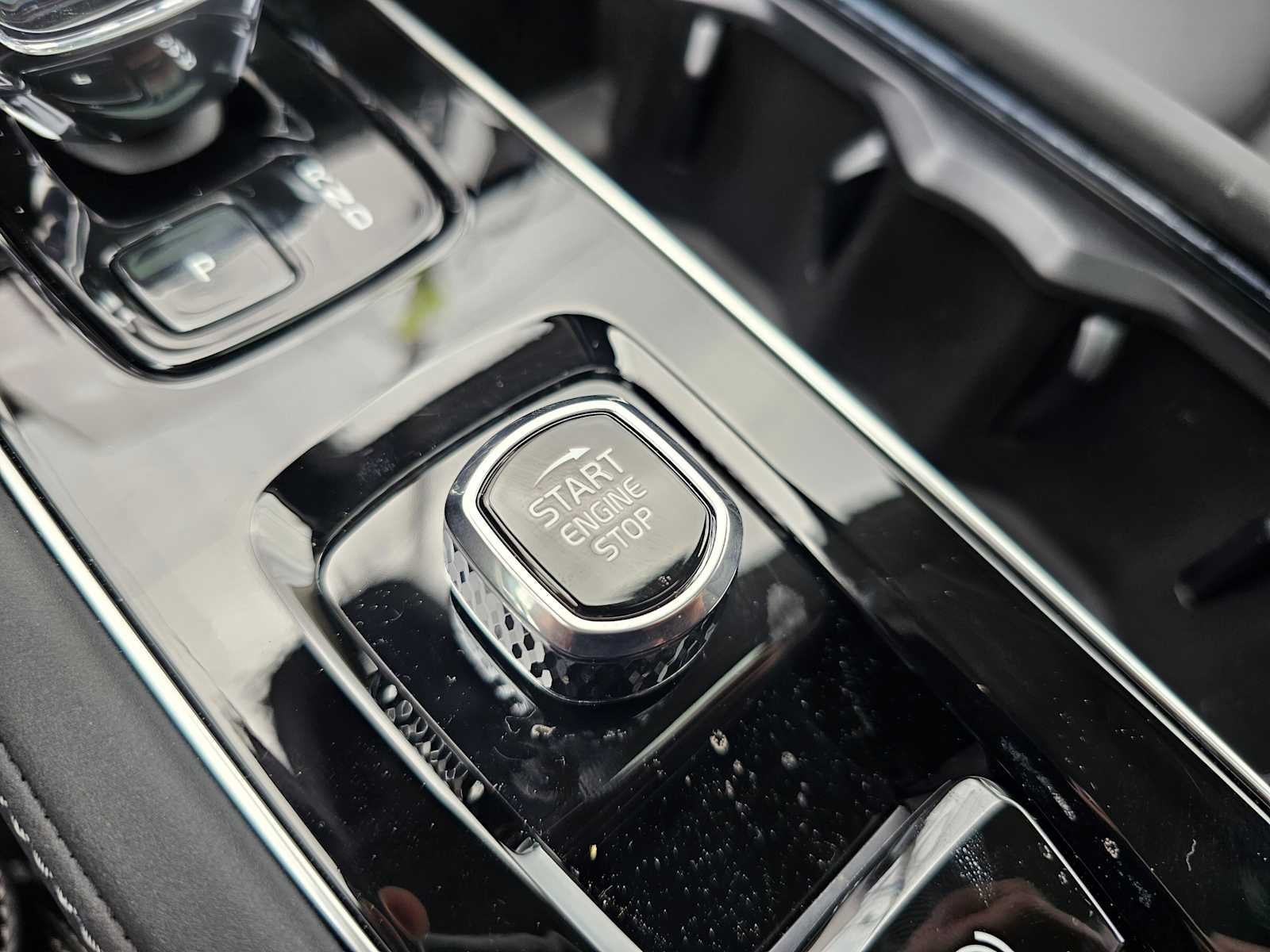 2026 Volvo XC90 Plug-In Hybrid Ultra Dark Theme