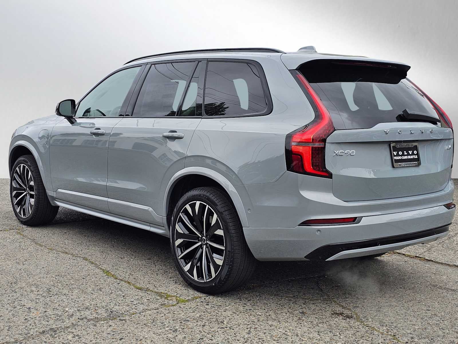 2026 Volvo XC90 Plug-In Hybrid Ultra Dark Theme