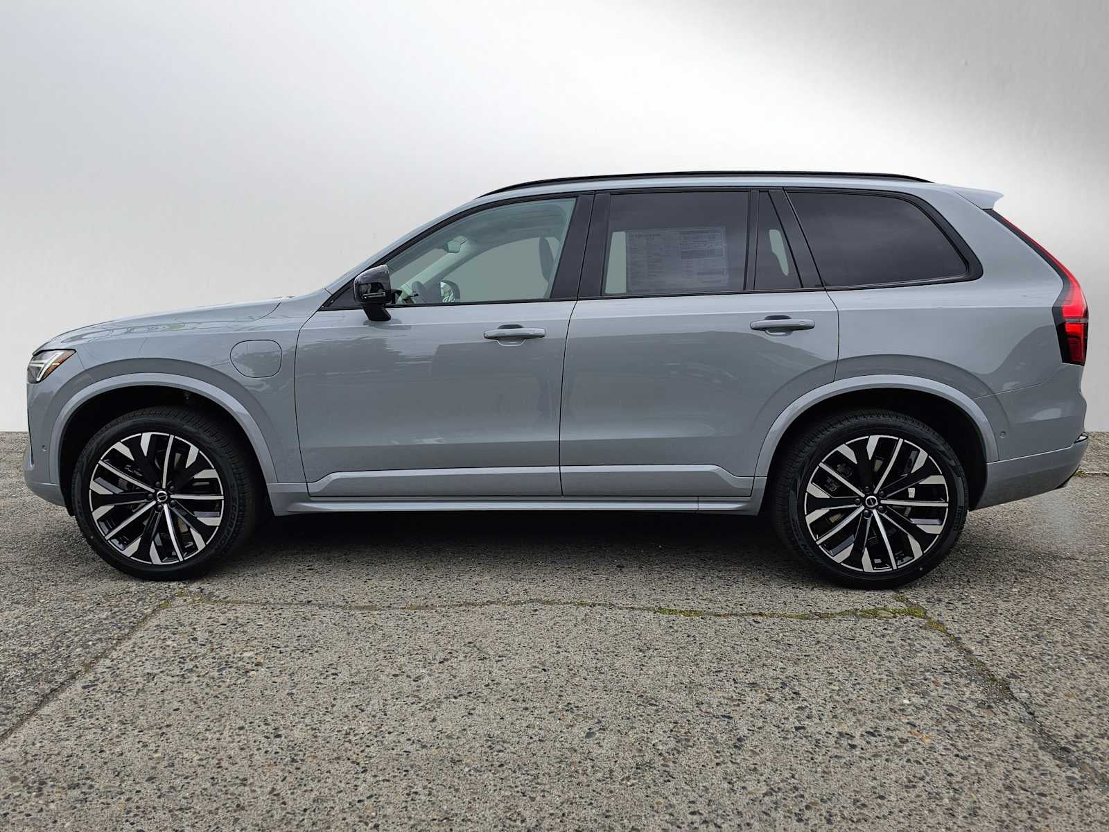 2026 Volvo XC90 Plug-In Hybrid Ultra Dark Theme