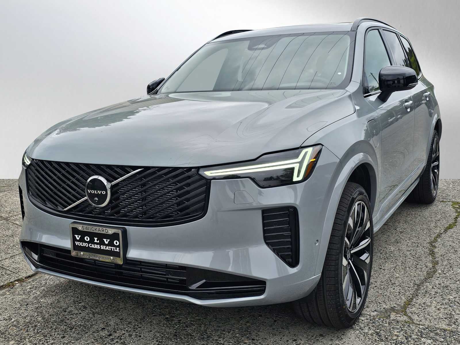 2026 Volvo XC90 Plug-In Hybrid Ultra Dark Theme