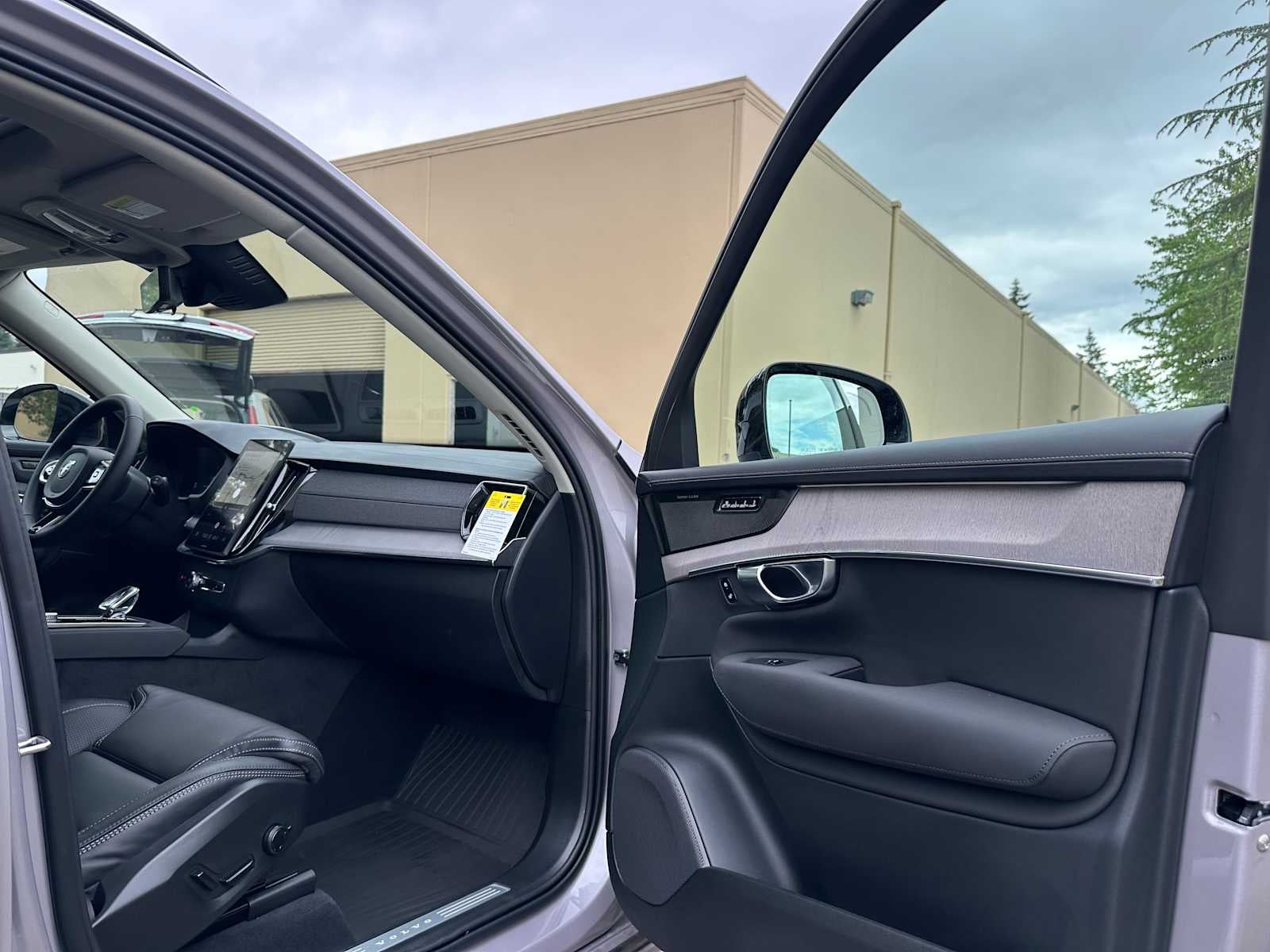 2026 Volvo XC90 Plug-In Hybrid Ultra Dark Theme