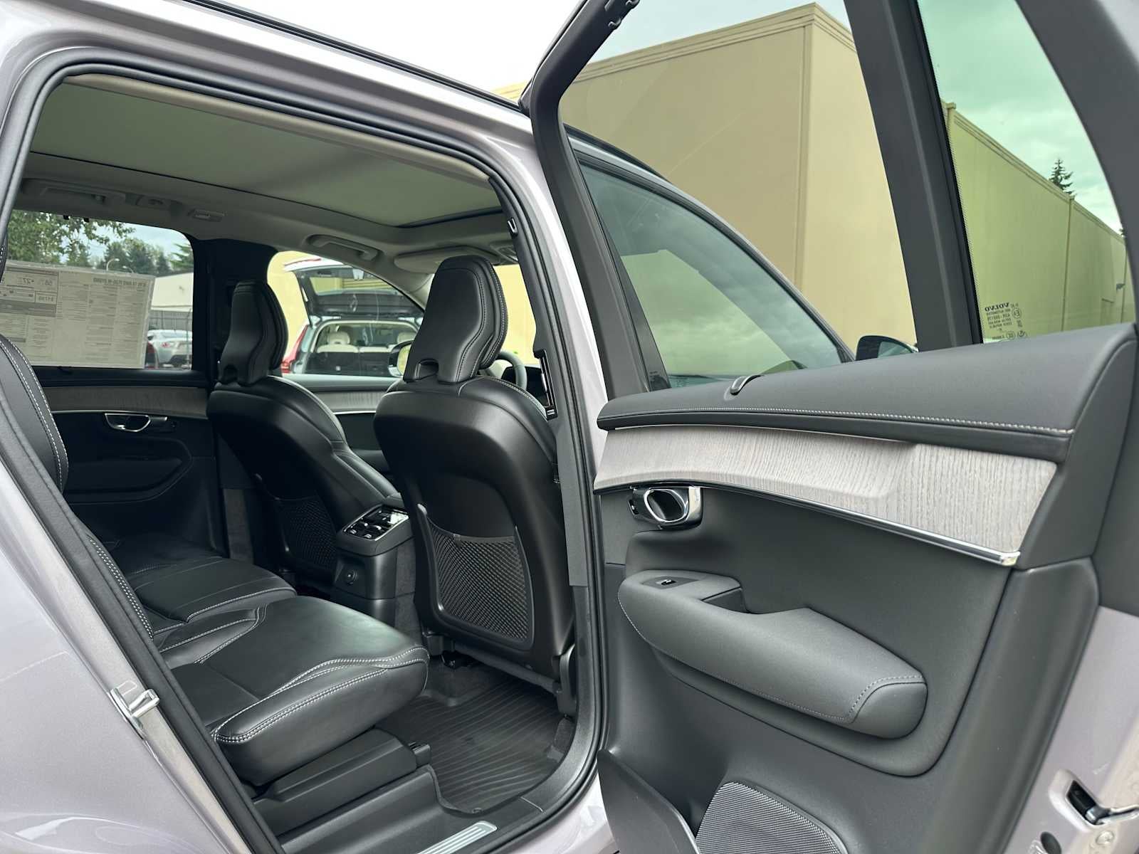 2026 Volvo XC90 Plug-In Hybrid Ultra Dark Theme