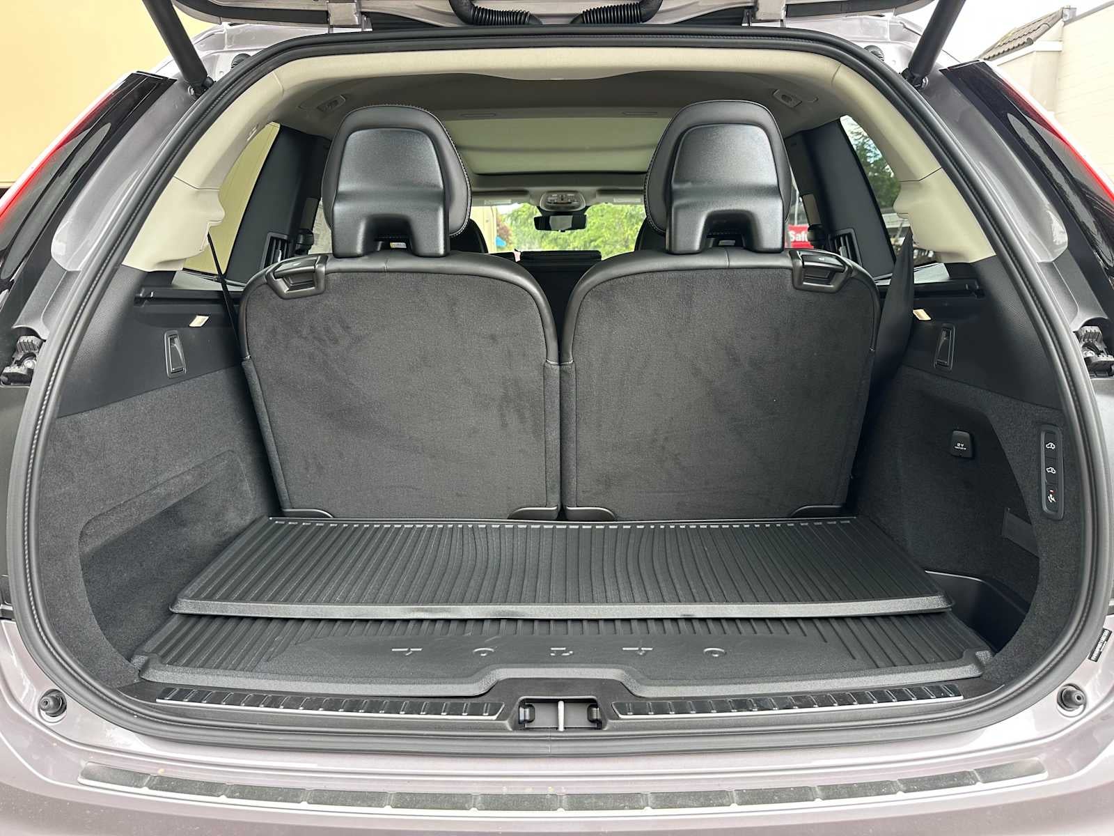2026 Volvo XC90 Plug-In Hybrid Ultra Dark Theme