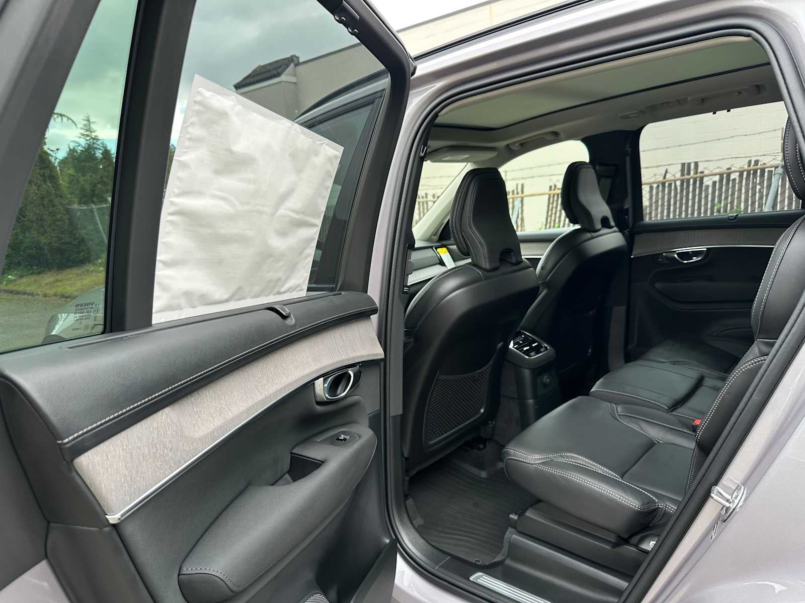 2026 Volvo XC90 Plug-In Hybrid Ultra Dark Theme