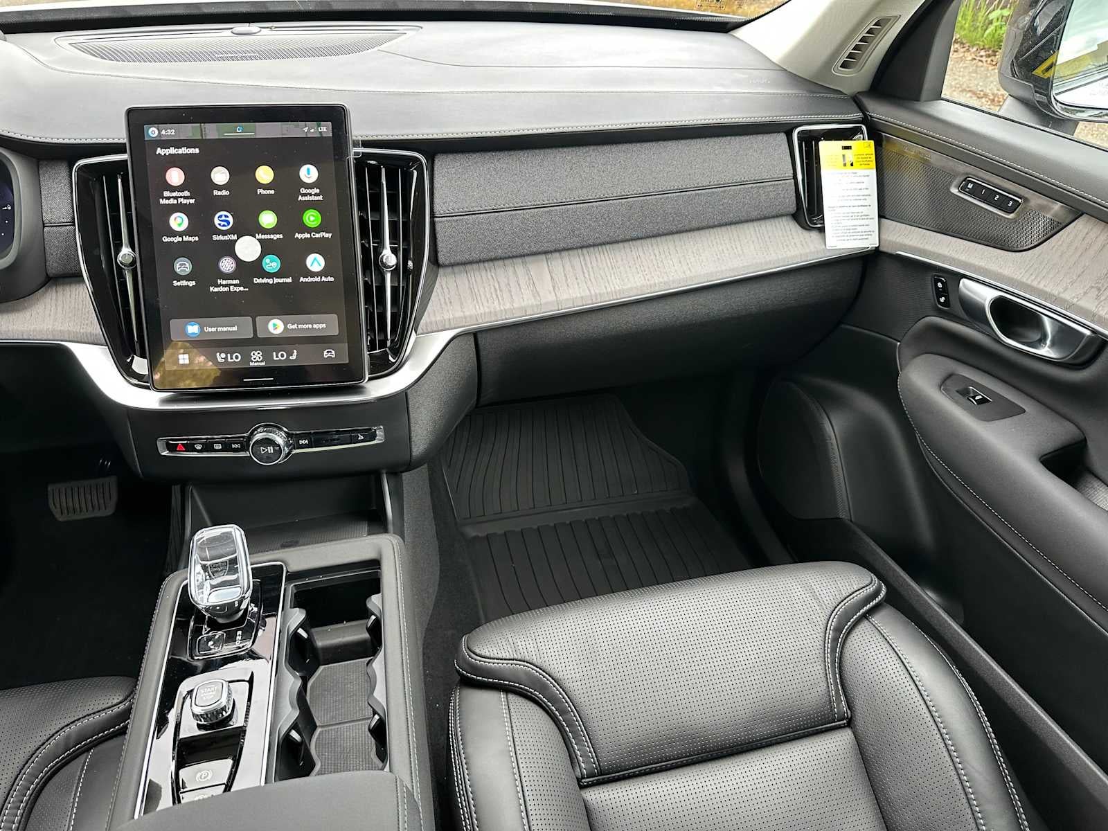 2026 Volvo XC90 Plug-In Hybrid Ultra Dark Theme