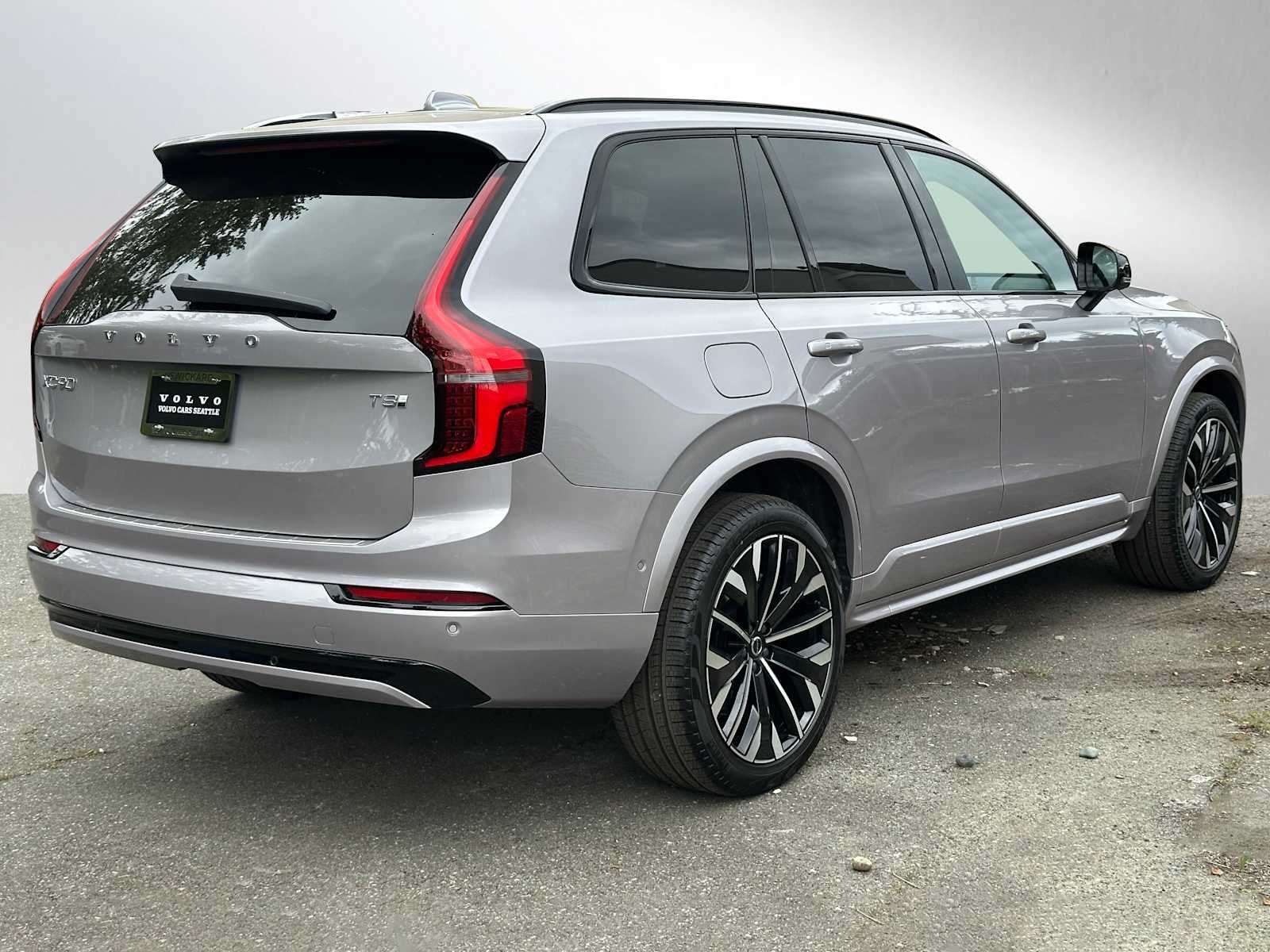2026 Volvo XC90 Plug-In Hybrid Ultra Dark Theme
