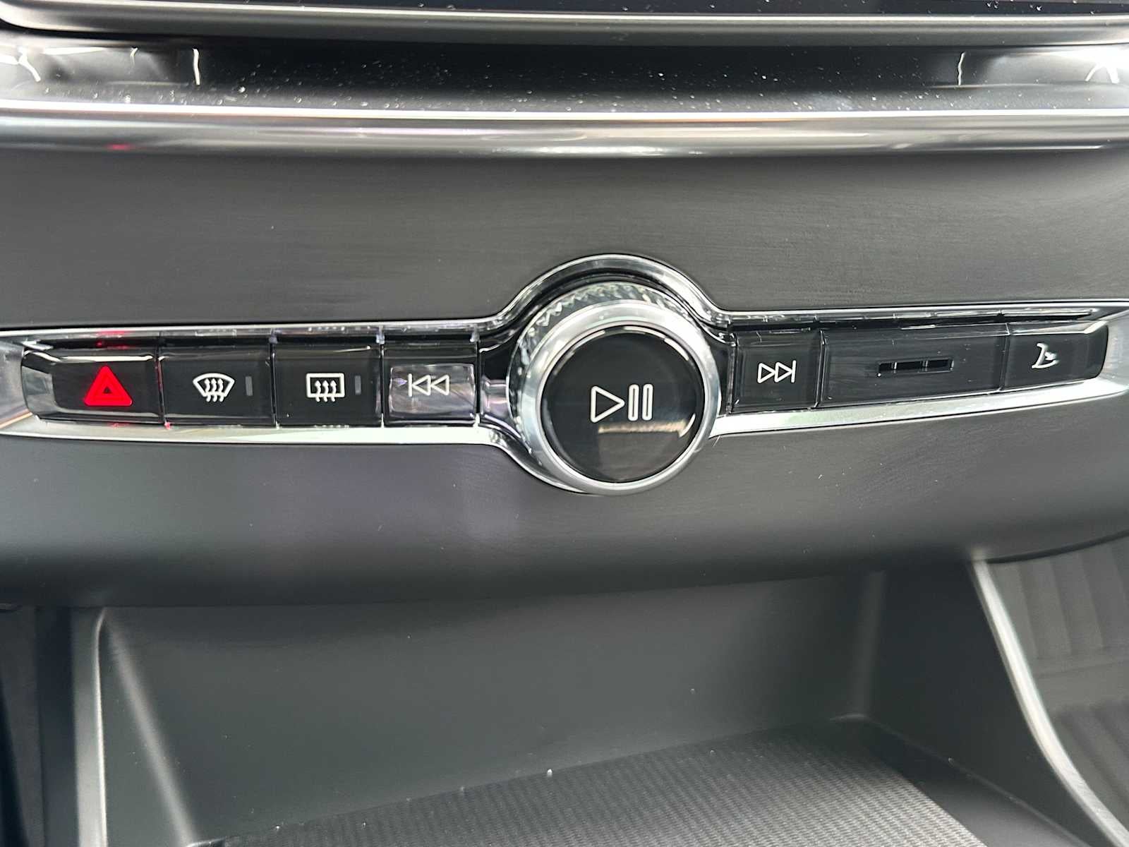 2026 Volvo XC90 Plug-In Hybrid Ultra Dark Theme