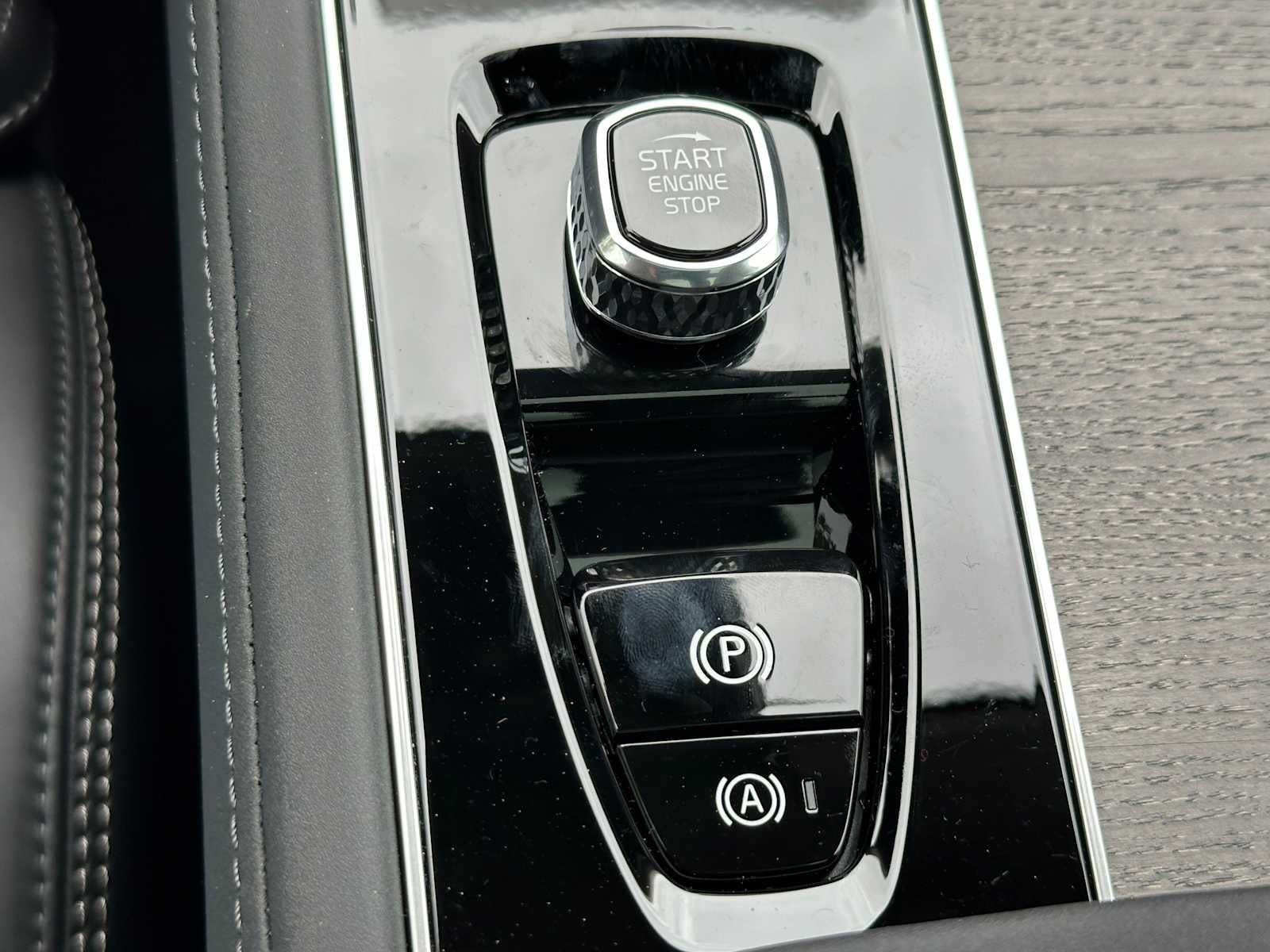 2026 Volvo XC90 Plug-In Hybrid Ultra Dark Theme