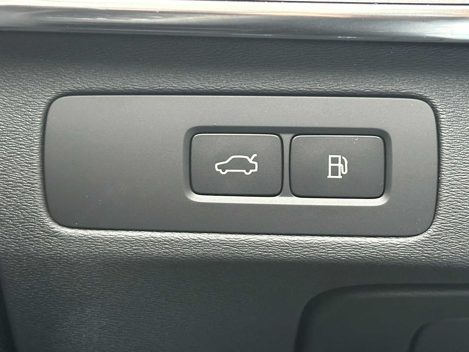 2026 Volvo XC90 Plug-In Hybrid Ultra Dark Theme