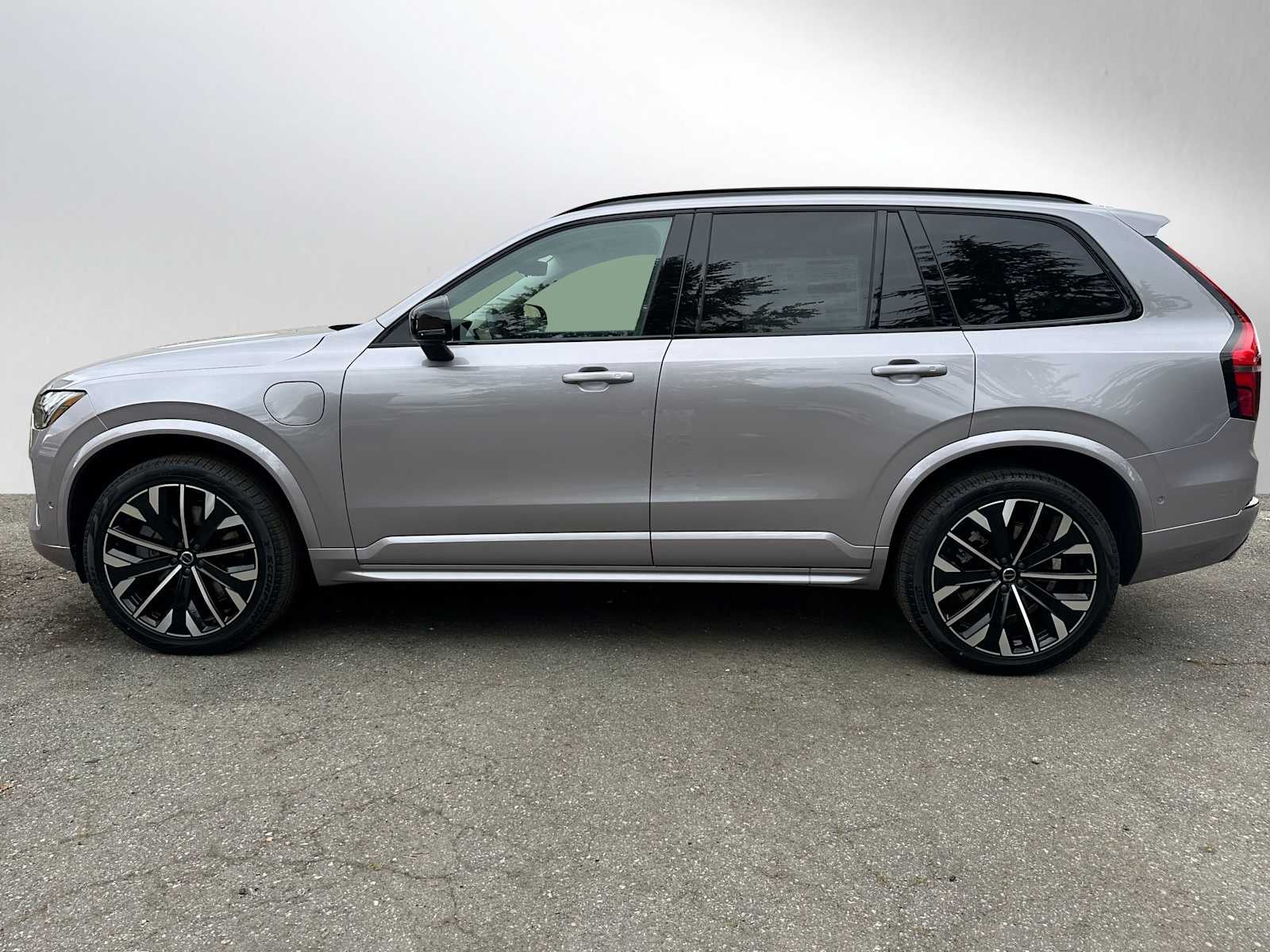 2026 Volvo XC90 Plug-In Hybrid Ultra Dark Theme