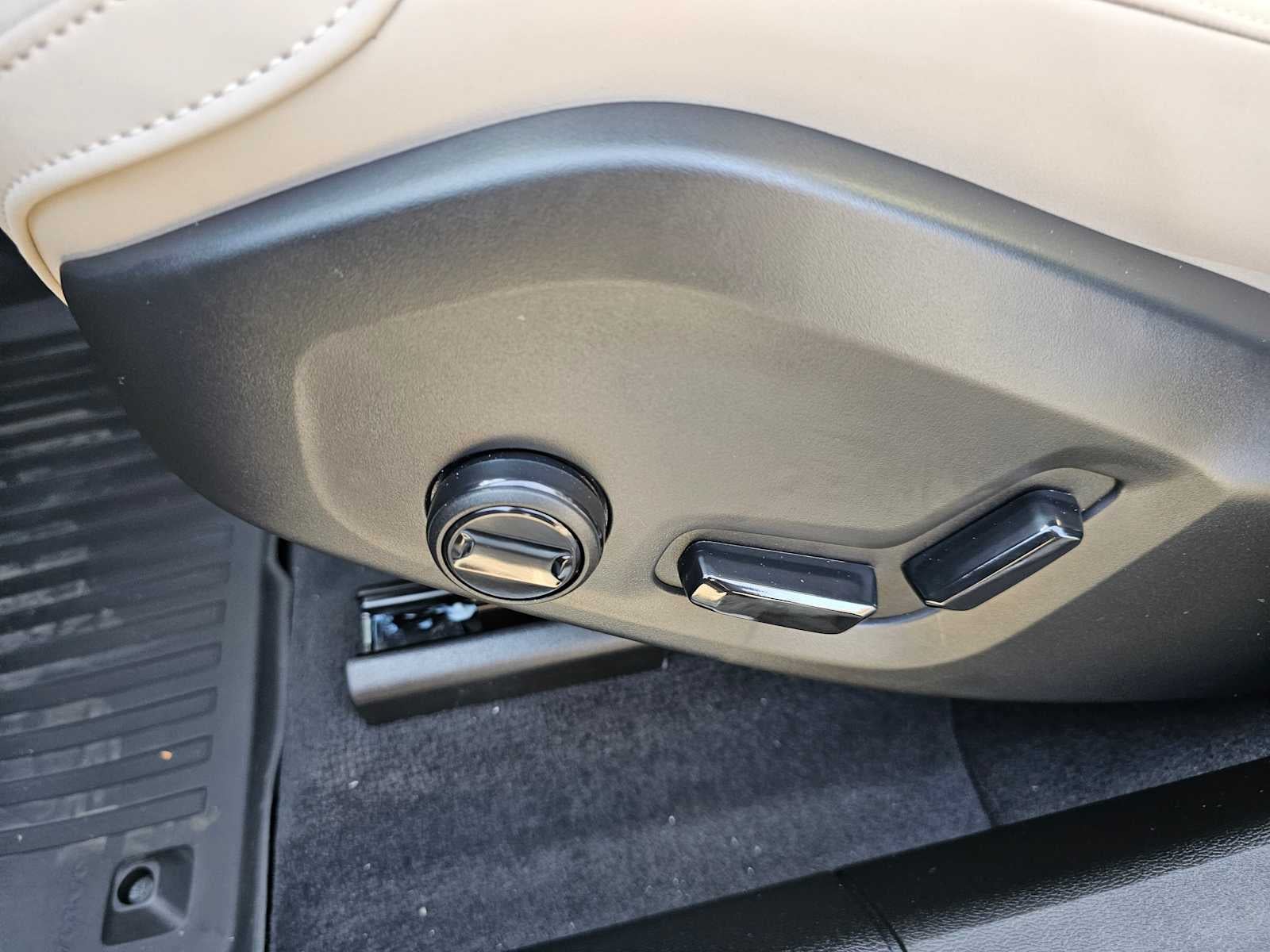 2026 Volvo XC60 Plug-In Hybrid Plus