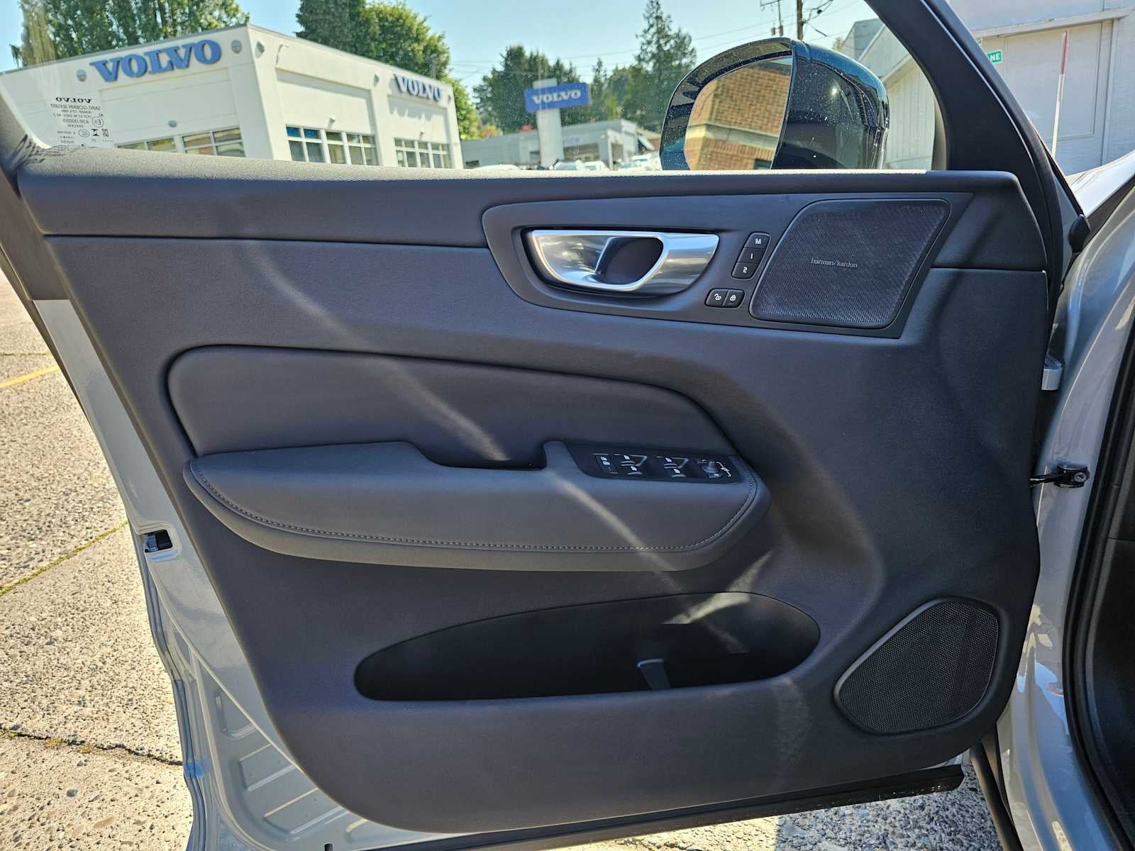 2026 Volvo XC60 Plug-In Hybrid Ultra Black Edition