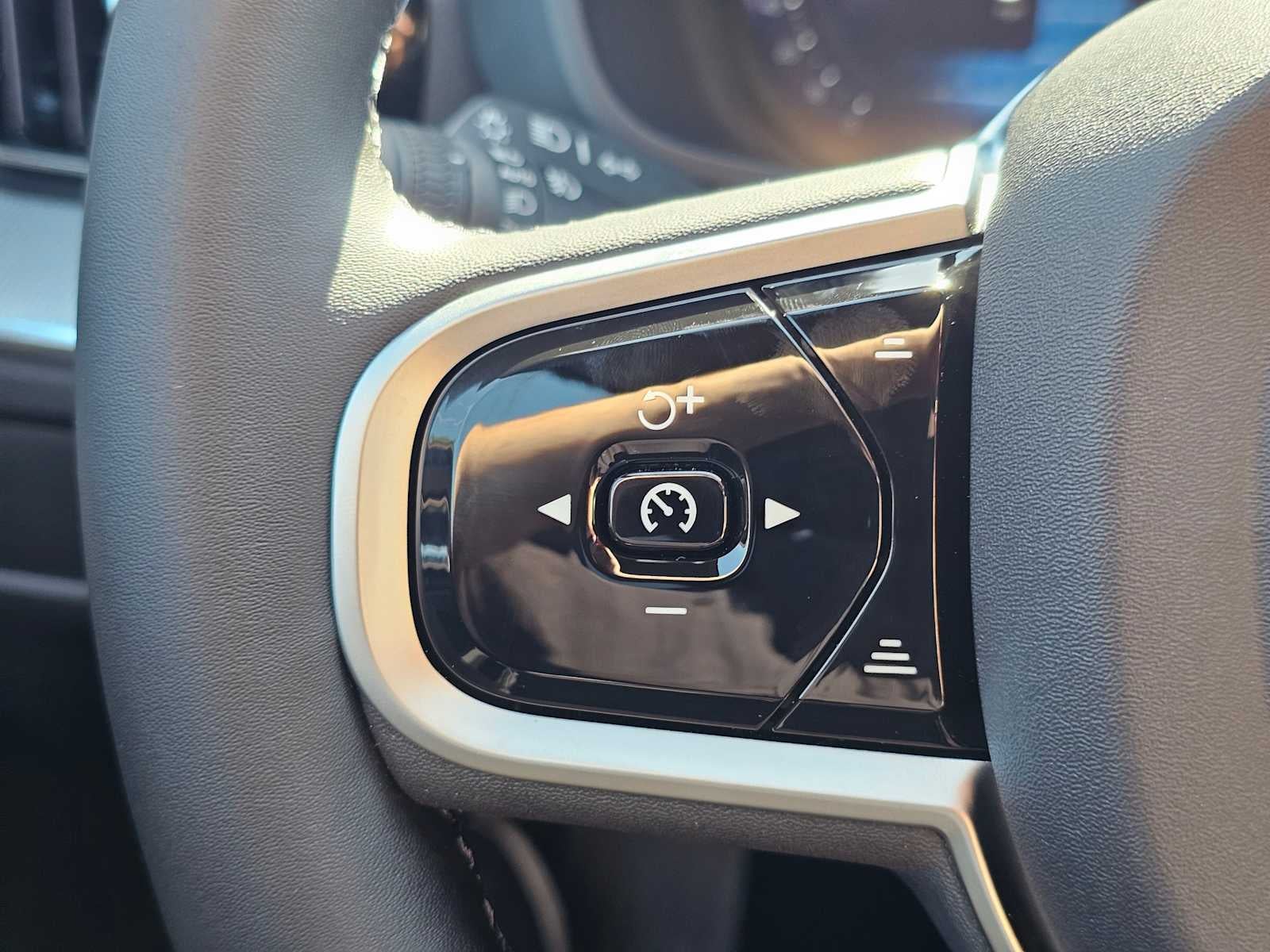 2026 Volvo XC60 Plug-In Hybrid Ultra Black Edition